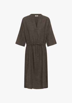 Robe en lin marron longueur genou, manches trois-quarts, encolure en V, taille à cordon et fentes latérales.