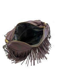 Borsa a tracolla in pelle mauve con frange, chiusura con zip e foderatura in tessuto nero. Dotata di una tasca interna per l'organizzazione.