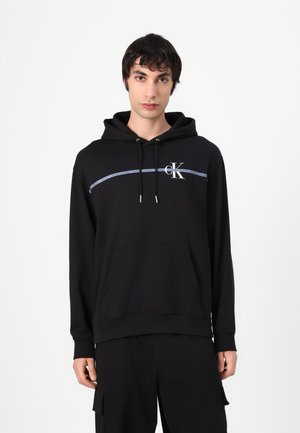 Schwarzer Kapuzenpullover mit einer Fronttasche, Logo auf der Brust und einem kontrastierenden blauen Streifen in der Mitte. Baumwollmaterial, lockere Passform.