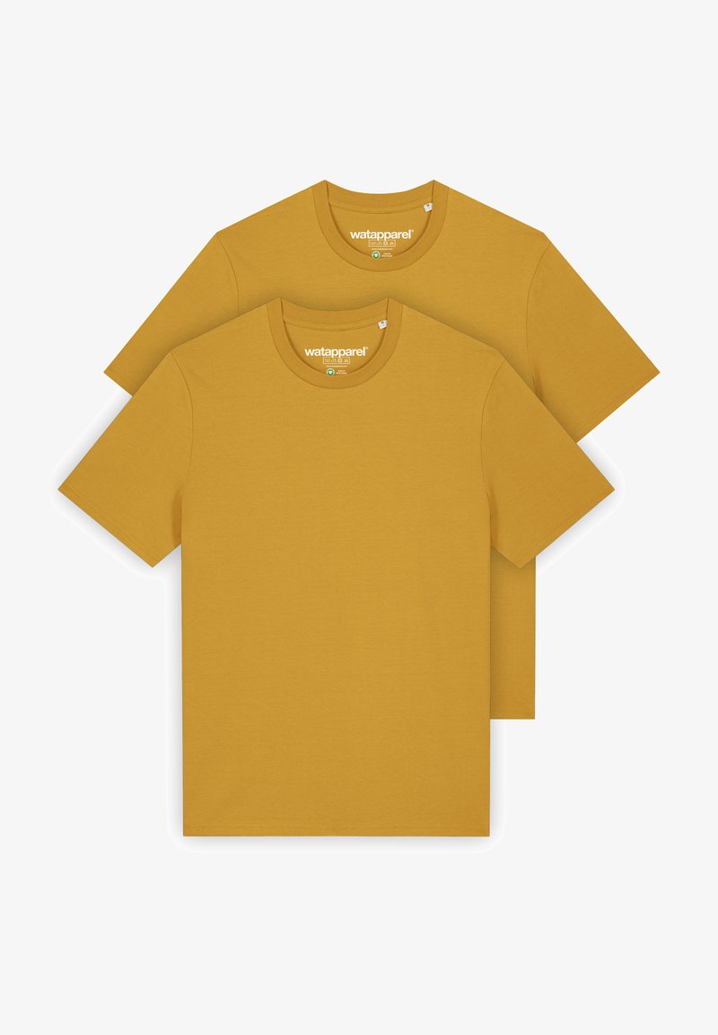 Deux t-shirts en coton jaune moutarde, à manches courtes, col rond, avec une étiquette imprimée à l'intérieur portant un logo de marque. Texture lisse.