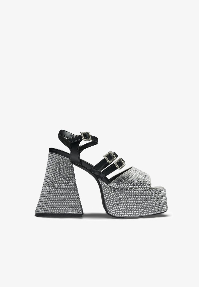 Svart og sølv plattform-sandal med tre stroppespennet med rhinsten og en bred, teksturert blokkhæl.