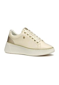 Sneakers beige con piattaforma in pelle liscia e dettagli metallici, caratterizzate da lacci piatti, punta arrotondata e cuciture a contrasto.