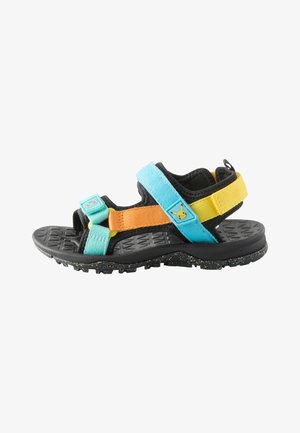 Sandalo con suola nera e cinturini regolabili blu, arancioni e gialli, con un'icona di Pikachu sul cinturino blu.