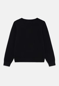 Schwarzer Langarm-Pullover mit Rundhalsausschnitt, mit gerippten Bündchen und Saum, flach von hinten auf weißem Hintergrund gezeigt.
