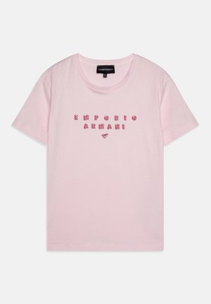 Camiseta de algodón rosa con mangas cortas, escote redondo y el logo de "Emporio Armani" en texto colorido y estilizado en el frente.