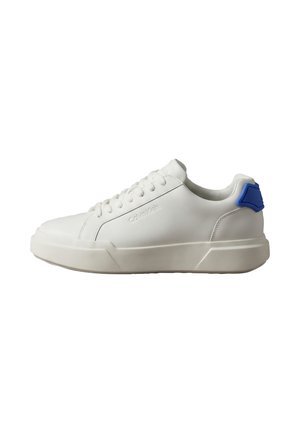 Hvid lavtop sneaker med snørebånd, præget Calvin Klein-logo på siden og blå hælflik, vist fra ydersiden.