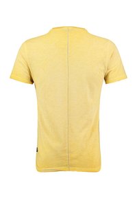 Camiseta de algodón amarilla con mangas cortas, cuello redondo y una costura vertical en la parte trasera central. Textura suave con un sutil patrón jaspeado.