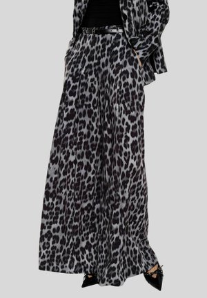 Pantaloni a gamba larga con stampa leopardata in tessuto nero e grigio. Caratterizzati da tasche laterali, vita aderente e una texture liscia.