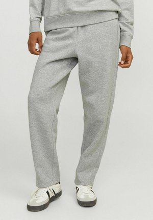 Pantalones de chándal grises hechos de una tela suave, con un corte holgado, cinturilla elástica, bolsillos laterales y sutiles detalles de costura.