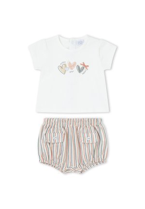 Camiseta blanca para bebé con tres corazones y texto «sigue a tu corazón», combinada con pantalones cortos de cintura elástica a rayas con bolsillos abotonados.