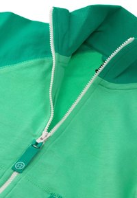 Zielona kurtka na zamek błyskawiczny z teksturowanej tkaniny, z wysokim kołnierzem, kontrastującą jasnozieloną wstawką oraz białym detalem zamka.