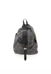 Sac à dos en cuir gris au design décontracté, avec une sangle noire, une poignée supérieure et des accents de fermeture éclair. Texture douce avec une finition mate.