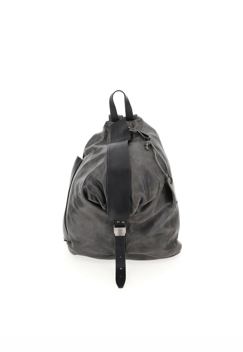 Sac à dos en cuir gris au design décontracté, avec une sangle noire, une poignée supérieure et des accents de fermeture éclair. Texture douce avec une finition mate.