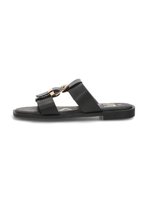 Sandalia negra tipo chancla con dos tiras anchas y un detalle de hebilla en tono dorado en la parte superior, suela plana y plantilla acolchada.