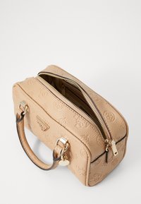 Borsa a tracolla in ecopelle beige con texture, chiusura a zip, dettagli dorati e motivo logo in rilievo. Presenta un manico corto superiore.