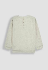 Sudadera gris de manga larga, con puños y dobladillo de canalé, cierre de cinco botones en la parte posterior, textura suave y un ajuste relajado.