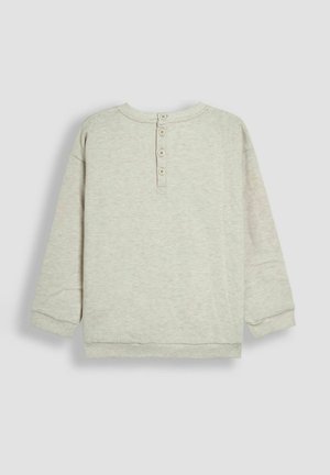 Sudadera gris de manga larga, con puños y dobladillo de canalé, cierre de cinco botones en la parte posterior, textura suave y un ajuste relajado.