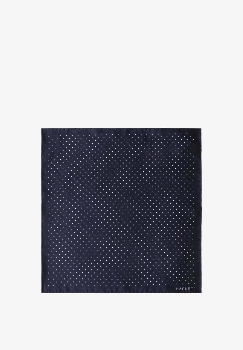 Marineblåt silke lommetørklæde med hvide polkaprikker, firkantet form, kantet med en subtil, glat tekstur. Logoet "HACKETT" i nederste hjørne.