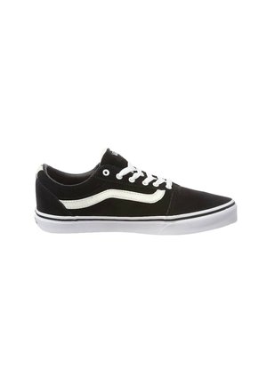 Sneakers in suede nero con lacci e dettagli bianchi, caratterizzati da un design classico a basse scarpe e suola in gomma. Dettaglio del logo distintivo sui lati.