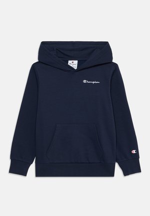 Mørkeblå hettegenser med frontlomme, snor i hetta, og hvit Champion-logo på brystet. Myk, bomullsblanding med ribbestrikkede mansjetter.