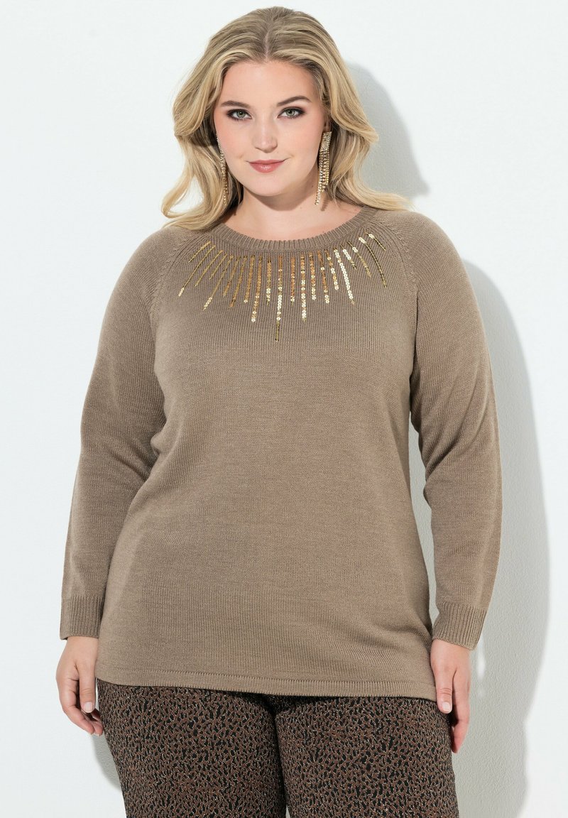 Beige Strickpullover mit rundem Halsausschnitt, langen Ärmeln und einem goldenen Paillettenmuster über der Brust. Strukturierter, bequemer Stoff.