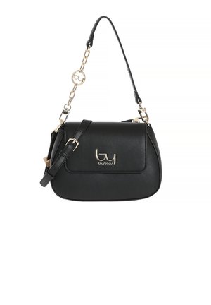 Borsa a tracolla nera rettangolare realizzata in pelle sintetica, con logo color oro, catena e tracolla removibili, e chiusura a patta.