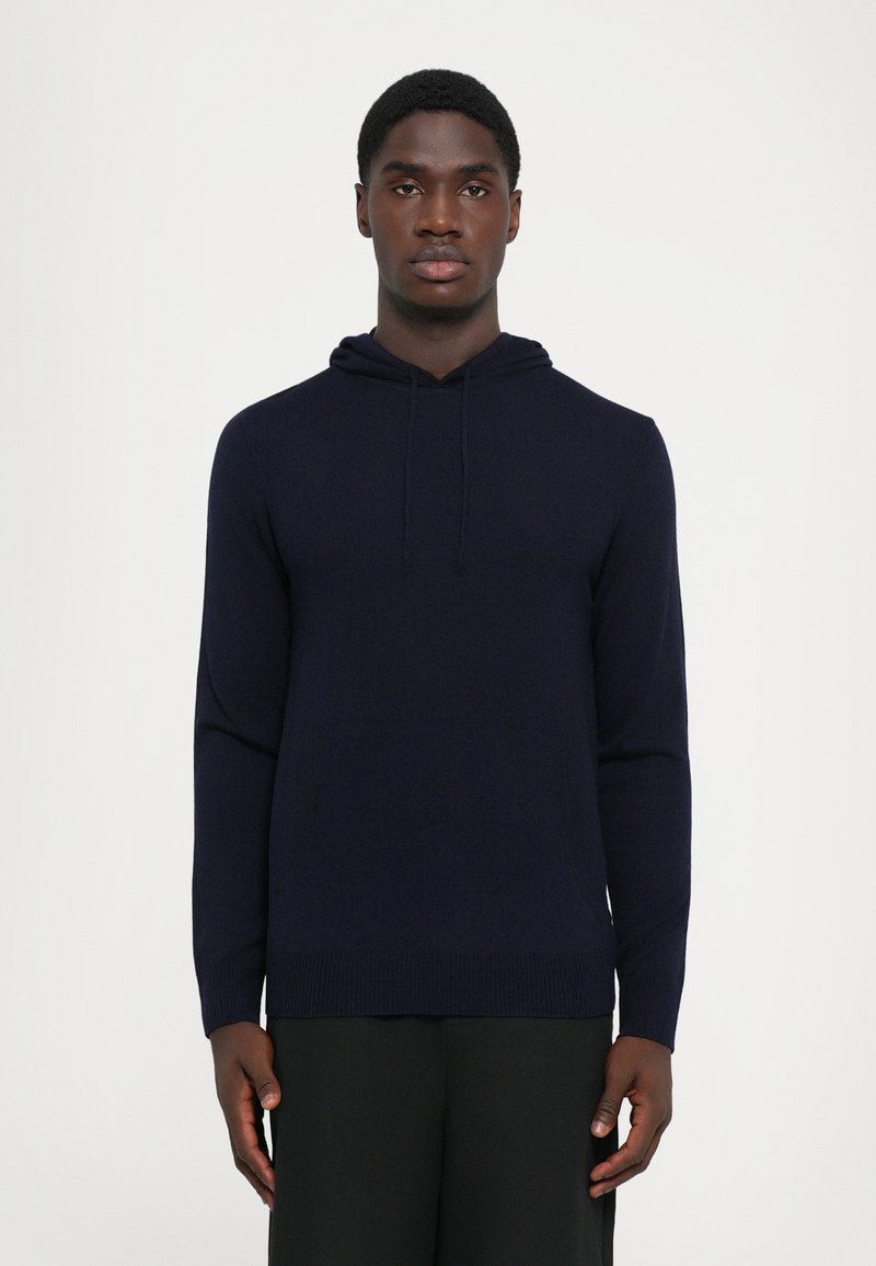 Felpa blu navy con maniche lunghe, tasca a marsupio e cappuccio con cordino. Texture morbida con polsini e orlo a coste. Design semplice e minimalista.