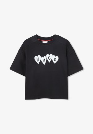 Črna kratka majica s krhcimi rokavi, na prsih pa je napis »HUGO« v belih črkah, vpet v pet srčnih oblik.