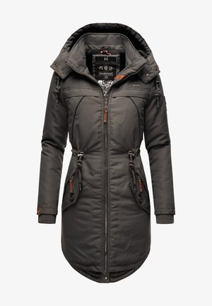 Grijze geïsoleerde jas met een capuchon, uitgerust met ritszakken, verstelbare trekkoorden en leren accenten op de voorkant en de mouwen.