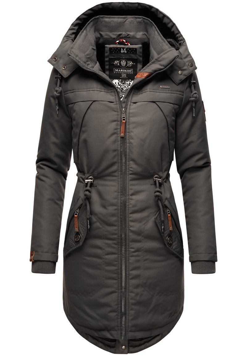 Chaqueta aislante gris con capucha, que presenta bolsillos con cremallera, cordones ajustables y detalles de cuero en el frontal y las mangas.