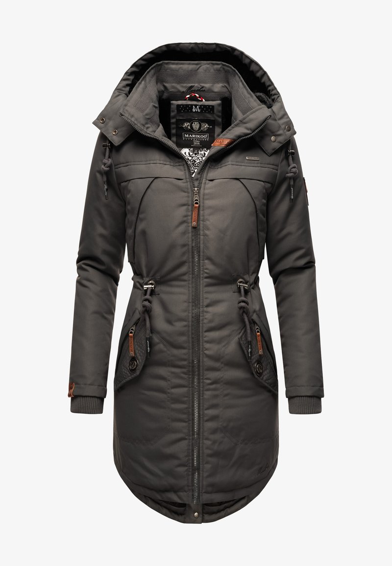 Chaqueta aislante gris con capucha, que presenta bolsillos con cremallera, cordones ajustables y detalles de cuero en el frontal y las mangas.