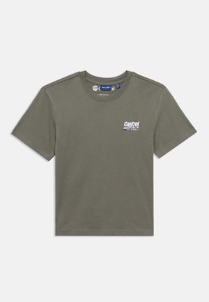 Olivengrøn kortærmet T-shirt med rund hals og lille hvidt "Castrol"-logo samt bilgrafik på venstre bryst.
