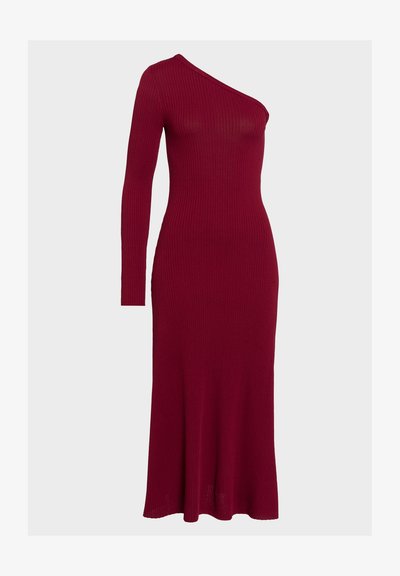 Robe à manches longues côtelées de couleur rouge profond, présentant un décolleté asymétrique et une silhouette ajustée qui se termine par un ourlet légèrement évasé.