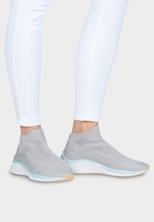 Sneaker grigie in maglia con design simile a una calza, caratterizzate da una parte superiore testurizzata, un colletto imbottito e una suola bianca con un accento azzurro chiaro.