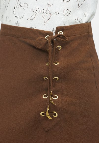 Καφέ υφασμάτινη φούστα με δέσιμο μπροστά με χρυσά κουμπώματα και γοητείες σε σχήμα φτερών που δένονται σε φιόγκο στη μέση.