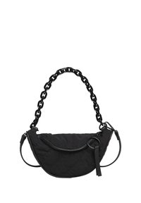 Torba na ramię z pikowanej czarnej tkaniny o zaokrąglonym kształcie, z czarnym łańcuchem, zamkiem błyskawicznym i małym akcentem w kształcie pierścionka.