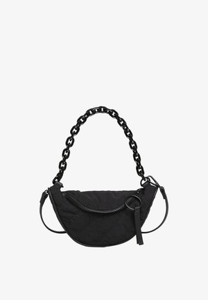 Torba na ramię z pikowanej czarnej tkaniny o zaokrąglonym kształcie, z czarnym łańcuchem, zamkiem błyskawicznym i małym akcentem w kształcie pierścionka.