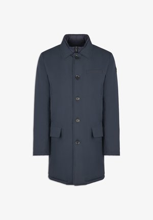 Abrigo azul marino con cuello, botones en la parte delantera, bolsillos laterales y un bolsillo en el pecho. Textura suave con un diseño aerodinámico.