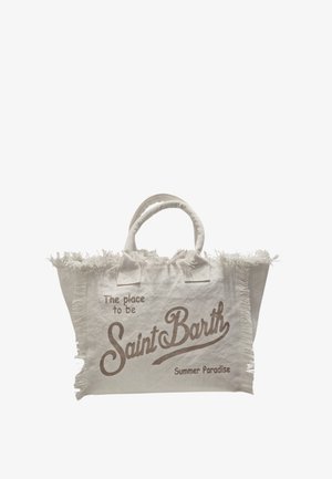 Bolsa tote de lona beige con bordes con flecos, asas cortas y texto "The place to be Saint Barth Summer Paradise" impreso en el frente.