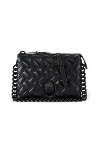 Borsa in pelle intrecciata nera con finitura testurizzata, una tracolla staccabile e un manico accentato con catena. Presenta un dettaglio hardware a forma di mano.