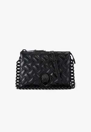 Borsa in pelle intrecciata nera con finitura testurizzata, una tracolla staccabile e un manico accentato con catena. Presenta un dettaglio hardware a forma di mano.