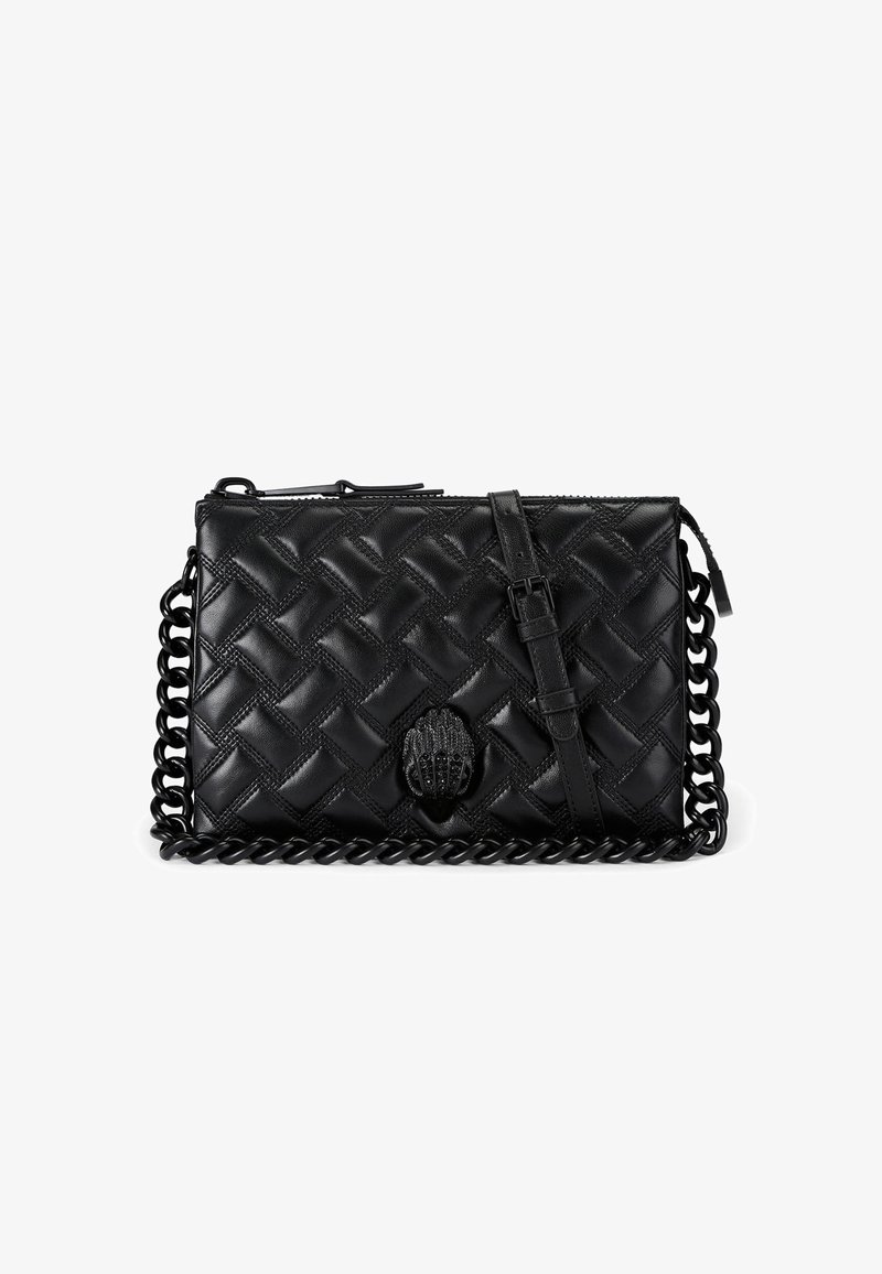 Borsa in pelle intrecciata nera con finitura testurizzata, una tracolla staccabile e un manico accentato con catena. Presenta un dettaglio hardware a forma di mano.