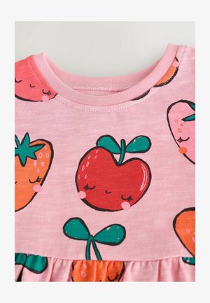 Ružový top s krátkymi rukávmi s potlačou karikatúrneho ovocia, vrátane jabĺk a jahôd, s zelenými akcentmi a detailom v riasení na spodnom leme.