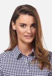Camicia a quadri azzurra e bianca con colletto a punta e una superficie liscia. La camicia presenta un accento rosa sul bordo interno del colletto.