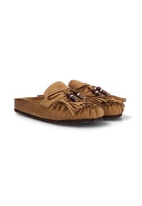 Zapatos de ante marrón tipo slip-on con detalles de flecos y cuentas decorativas, que cuentan con una plantilla acolchada y una suela de goma texturizada.