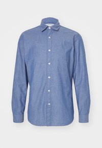 Camisa azul de botones hecha de tela ligera, con un patrón sutil, mangas largas y un diseño de cuello clásico.