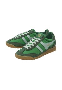 Un paio di sneakers verdi Gola con strisce bianche, lacci bianchi, dettagli in camoscio e suole in gomma color caramello, vista laterale inclinata.