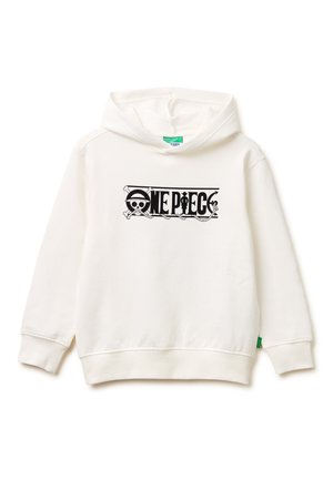 Biała bluza z kapturem z czarnym logo "One Piece" przedstawiającym czaszkę z słomkowym kapeluszem oraz sylwetką wkomponowaną w napis na piersi.