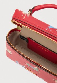 Borsa a tracolla in pelle rossa con accessori dorati, decorata con motivi animalier colorati. Include una chiusura con cerniera e interno beige con un porta carte.