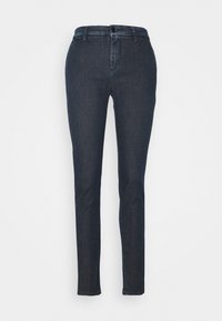 Jeans de mezclilla azul oscuro con un corte ajustado, que cuentan con un cierre de botón y cremallera, diseño de cinco bolsillos y pernera recta. Textura suave.